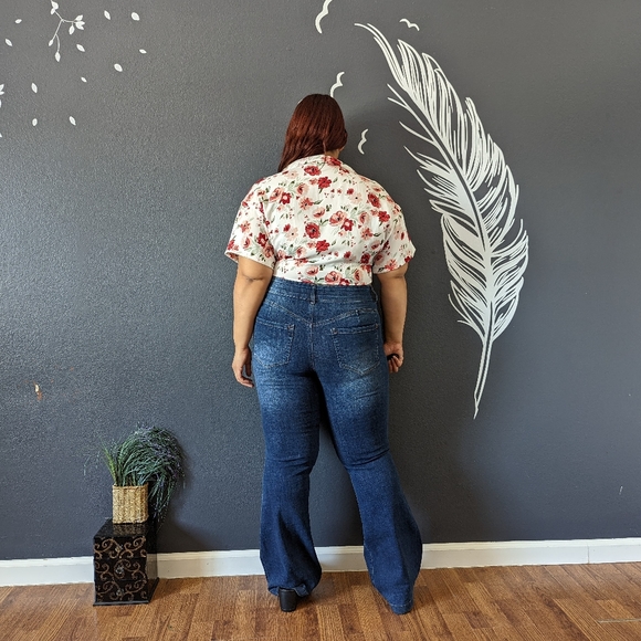 Jon & Anna Crop Top - Picture 6 of 7